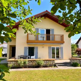 Ferienhaus Am Weitfeld - Ruheoase mit Garten & Bergblick nahe Salzburg, hotel u gradu 'Ainring'