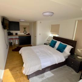 베이크웰에 위치한 호텔 Cute and Cosy detached guesthouse with parking and outside space