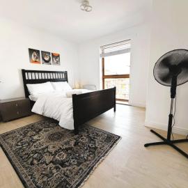 2 Bedroom 1 Full Bathroom Apt-Free Parking-WiFi-Kids Playground-Balcony-Sleeps 6, hotel in Thornton Heath