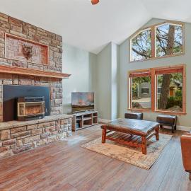 Bluebird Song Prime Flagstaff Location Outdoor Retreat with Fenced Yard and Firepit, hotel in Flagstaff