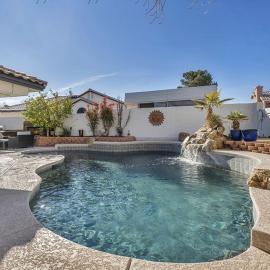 5BR Group Oasis | Pool, Hot Tub, Game Room & Outdoor Kitchen | Near Vegas Strip, viešbutis Las Vegase