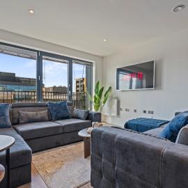 Spacious 2 - Bed Apartment - Slough - Balcony, hotel in Slough