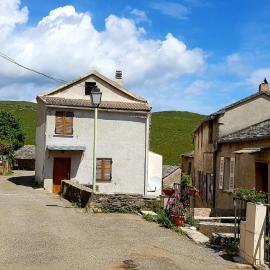 Maison de village avec terrasse ombragee