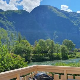 Scenic Riverside Stay Årdalstangen, hotel in Årdalstangen