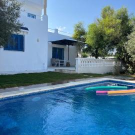 Spacious villa for holidays, hotel in Kerkouene