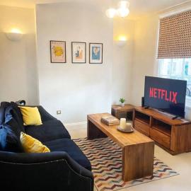 Cosy Townhouse in Central Leamington with parking、レミントン・スパのホテル