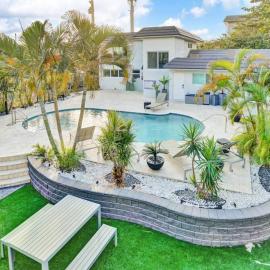 Modern Beach Retreat, Steps to Sand and Pool, Sleeps 8, hotel in Pompano Beach