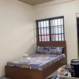 Stylish 1-Bedroom with AC, Starlink & Laundry, Hotel in Ahunjo