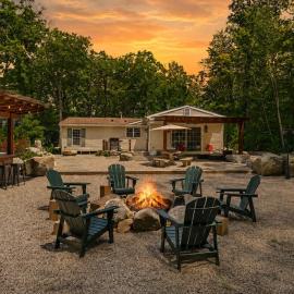 Peaceful Escape, Dock Option & Fire pit, Winni, hotel in Moultonborough