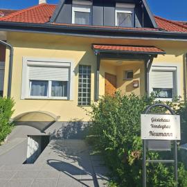 Gästehaus Neumann, hotel v Buku