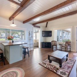 Waterfront Cottage| Pool & Beach | Dock Option, hotel Gilfordban