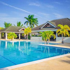 Comfort Stay Villas with shared pool only from 15mins Ocho, hotel in Banks