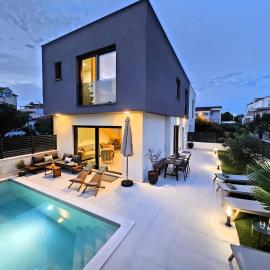 Family Villa L&S near the Sea - Vodice Area, hotel in Srima