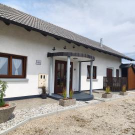 Casa Dijana - a quiet house with a garden near the spa、Dobovaのホテル