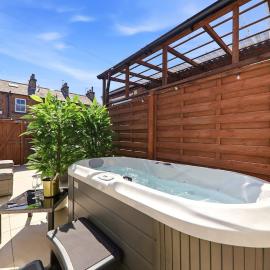 Mayfield 98 Stylish Townhouse with Hot Tub, hotel u gradu 'Harrogate'