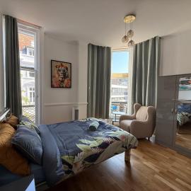 Leos Cave 4BR - High Street - Beach 8 min walk - Groups, Family, Business stays