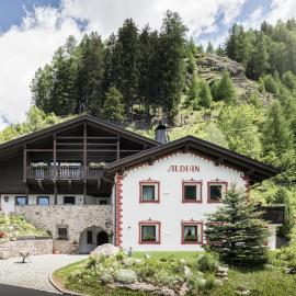 Chalet Aldian Dolomites, hotel in Selva di Val Gardena