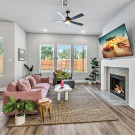Pickleball Paradise near Universal Resort and Lake Lewisville with Game Room, hotel in Little Elm