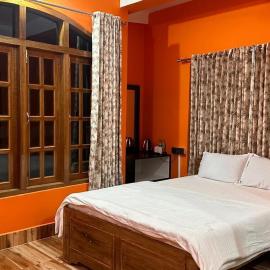 Moom Homestay، فندق في Along