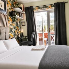 Cosy and Private with 55"TV and Dedicated Toilet Shower Space, готель у місті Willenhall