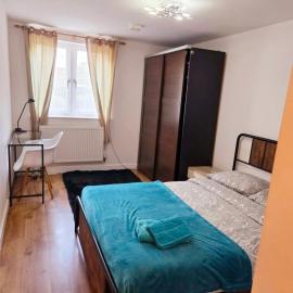 Spacious Entire 2 Bedroom Apartment Near Croydon London