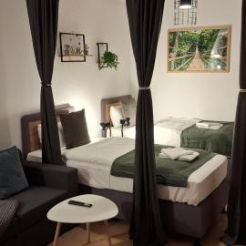 Stay-at-AJ Homes Bönen mit komplett ausgestatteter Küche, Balkon, 6 Hotel-Boxspringbetten in 3 Schlafzimmern & Schlafsofa sowie kostenlos inklusive Bettwäsche & Handtücher, Verbrauchsartikel, Parkplatz, WiFi & SmartTV, Hotel in Bönen