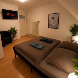 Room in a shared flat near the train station with large kitchen