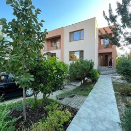 4 Bedroom Elegant, beautiful and spacious home with a botanical garden, hotel Szencen