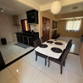 Casa com 2 quartos sendo uma suíte com cama de casal e ar condicionado Segundo quarto 1 casa de solteiro, 1 colchão de solte e 3 colchonetes 3 banheiros Piscina Espaço gourmet Garagem coberta Ideal para toda família ótimo lugar com muito espaço, hotel in Maricá