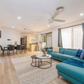 3BR Guesthouse w Sunroom Near Stanhope Leisure