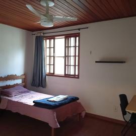 Quarto suite e sala no Centro
