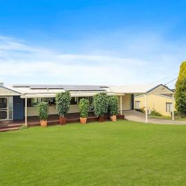 Bay Cottage Sleeps 14 with Panoramic water views