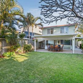 Sunny Bayside Escape in Lota