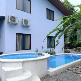 TULIN AZUL -Habitación privada con piscina y aire acondicionado, cerca de Jaco-