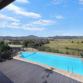 Redgum - Superb views in Merrijig so close to Mt Buller!, hotell i Merrijig
