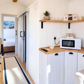 The Gatwick Cabin With Airport Parking Available، فندق في هورلي