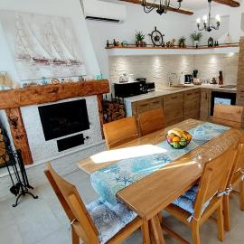 Holiday House - OLD QUEEN