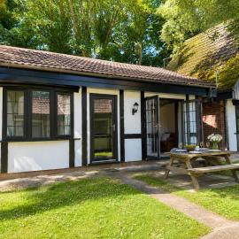 Tudor Style Bungalow Near St Ives, hotel in Hayle