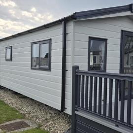 3 Bedroom Cabin Sleeps 6 - Shared Pool & Hot Tub, Hotel in Malton