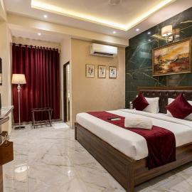 Hotel SPS 5 Mints Walking From Kaushambi Delhi Metro Station, hotel in Ghaziabad