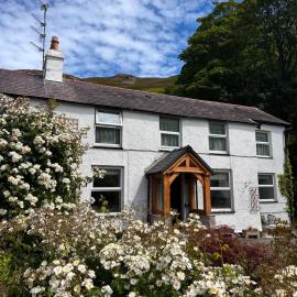 Elegant 4-Bed Pet-Friendly Retreat in Snowdonia