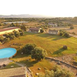 Residence in Gallura with pool 24h , 1500 meters from the sea, hotel di Badesi