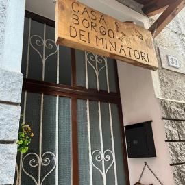 Casa borgo dei minatori، فندق في Tremenico