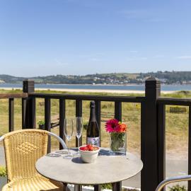 Coastal cottage with heated outdoor pool in Llansteffan
