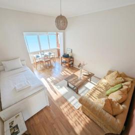 Cozy Apt Sleeps 5, Near Lisbon & Beaches, Cacilhas