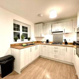 Churchill House 3 Bedroom Sleeps 6 Free Parking, hotel i Down Hatherley