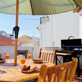 2 Min walk to Beach- Sunny Terrace & BBQ