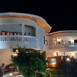 Amani Paradise Luxury Villas, hotel in Galu