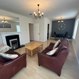 Spacious Family-Friendly 2-Bedroom Apartment with Free Parking