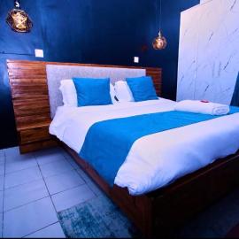 Omtush Suites 001, hotel in Marimbeti